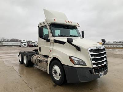 Freightliner T12664ST Day Cab Truck - 435HP, 12 Speed Automatic