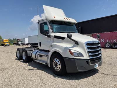 Freightliner Cascadia 126 Day Cab Truck - 435HP, 12 Speed Automatic
