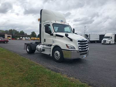 Freightliner Cascadia 126 Single Axle Day Cab Truck - 455HP, 12 Speed Automatic