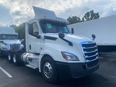 Freightliner Cascadia 126 Day Cab Truck - 435HP, 12 Speed Automatic