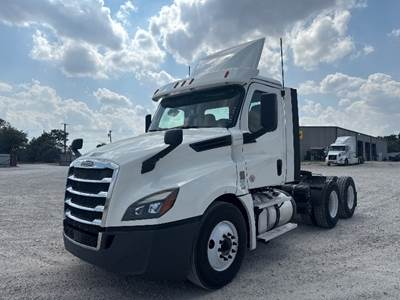 Freightliner Cascadia 126 Day Cab Truck - 435HP, 12 Speed Automatic