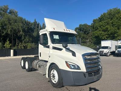 Freightliner Cascadia 126 Day Cab Truck - 435HP, 12 Speed Automatic