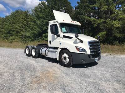 Freightliner Cascadia 126 Day Cab Truck - 455HP, 10 Speed Manual