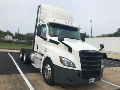 Freightliner Cascadia 126 Day Cab Truck - 455HP, 12 Speed Automatic