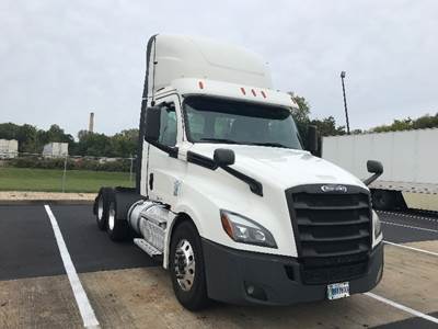 Freightliner Cascadia 126 Day Cab Truck - 455HP, 12 Speed Automatic
