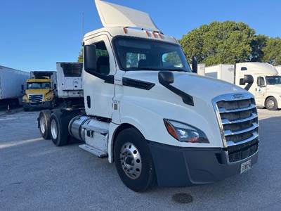 Freightliner Cascadia 126 Day Cab Truck - 450HP, 12 Speed Automatic