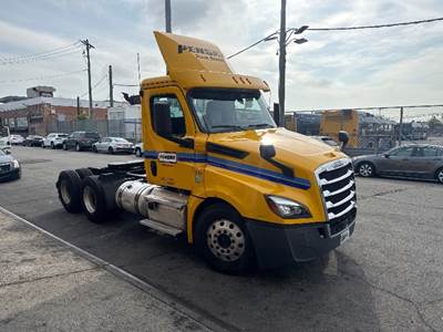 Freightliner Cascadia 126 Day Cab Truck - 435HP, 12 Speed Automatic