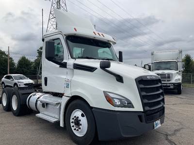 Freightliner Cascadia 126 Day Cab Truck - Cummins 400HP, 13 Speed Automatic