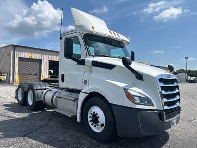 Freightliner Cascadia 126 Day Cab Truck - 455HP, 10 Speed Manual