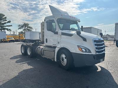 Freightliner Cascadia 126 Day Cab Truck - 435HP, 10 Speed Manual