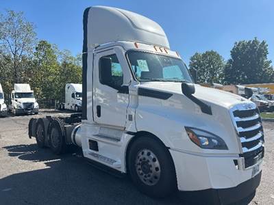Freightliner Cascadia 126 Day Cab Truck - 435HP, 12 Speed Automatic