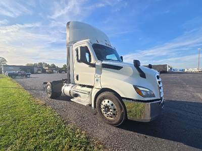 Freightliner Cascadia 126 Single Axle Day Cab Truck - 455HP, 12 Speed Automatic