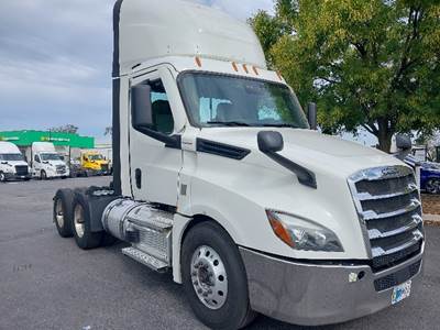 Freightliner Cascadia 126 Day Cab Truck - 455HP, 12 Speed Automatic