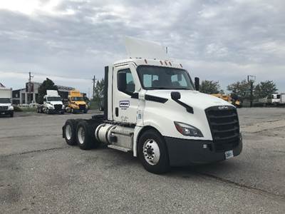 Freightliner Cascadia 126 Day Cab Truck - 435HP, 12 Speed Automatic