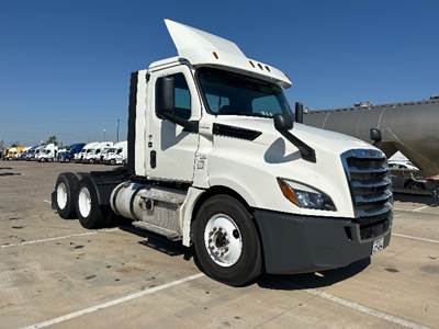 Freightliner Cascadia 126 Day Cab Truck - 435HP, 12 Speed Automatic