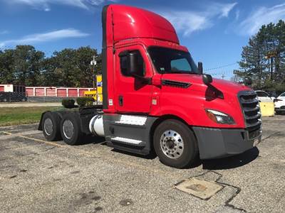 Freightliner Cascadia 126 Day Cab Truck - 455HP, 12 Speed Automatic