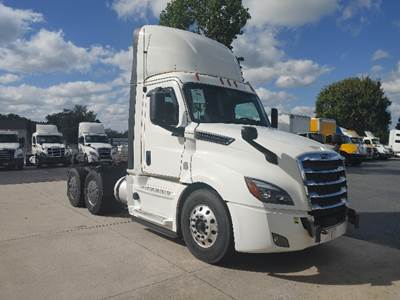 Freightliner Cascadia 126 Day Cab Truck - 455HP, 12 Speed Automatic