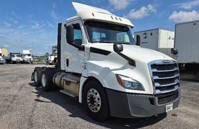 Freightliner Cascadia 126 Day Cab Truck - 435HP, 12 Speed Automatic