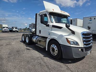 Freightliner Cascadia 126 Day Cab Truck - 435HP, 12 Speed Automatic