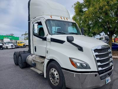 Freightliner Cascadia 126 Day Cab Truck - 455HP, 12 Speed Automatic