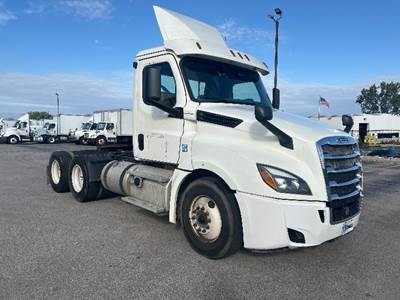 Freightliner Cascadia 126 Day Cab Truck - 435HP, 12 Speed Automatic