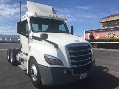 Freightliner Cascadia 126 Day Cab Truck - 435HP, 12 Speed Automatic