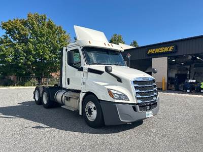 Freightliner Cascadia 126 Day Cab Truck - 435HP, 12 Speed Automatic
