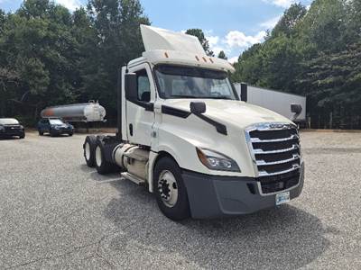 Freightliner Cascadia 126 Day Cab Truck - 435HP, 12 Speed Automatic