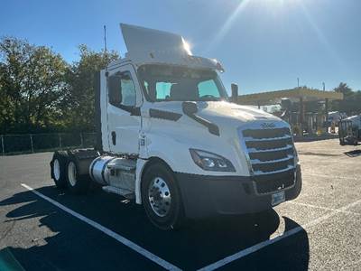 Freightliner Cascadia 126 Day Cab Truck - 435HP, 12 Speed Automatic