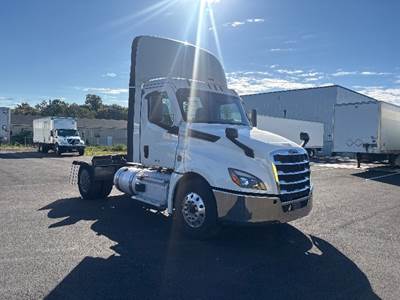 Freightliner Cascadia 126 Single Axle Day Cab Truck - 455HP, 12 Speed Automatic