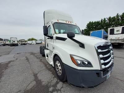 Freightliner Cascadia 126 Day Cab Truck - 435HP, 12 Speed Automatic