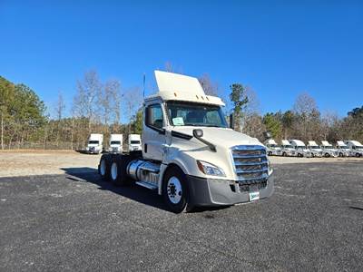 Freightliner Cascadia 126 Day Cab Truck - 435HP, 12 Speed Automatic