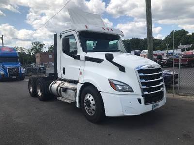Freightliner Cascadia 126 Day Cab Truck - 435HP, 10 Speed Manual