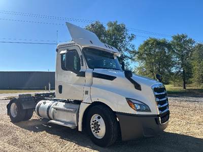 Freightliner Cascadia 126 Single Axle Day Cab Truck - 410HP, 10 Speed Manual