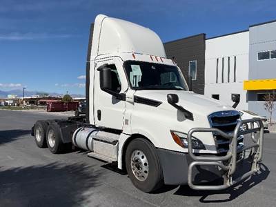 Freightliner Cascadia 126 Day Cab Truck - 475HP, 12 Speed Automatic