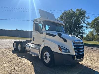 Freightliner Cascadia 126 Day Cab Truck - 435HP, 10 Speed Manual