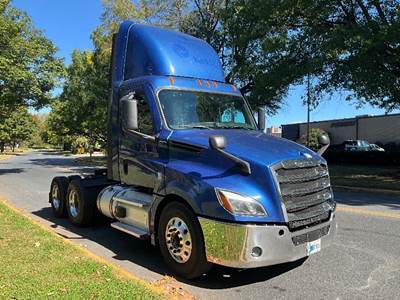 Freightliner Cascadia 126 Day Cab Truck - 450HP, 12 Speed Automatic