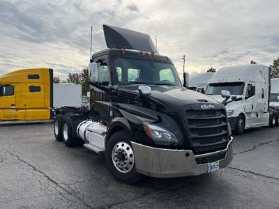 Freightliner Cascadia 126 Day Cab Truck - 450HP, 12 Speed Automatic