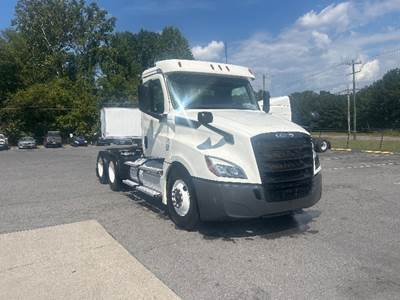 Freightliner Cascadia 126 Day Cab Truck - 455HP, 10 Speed Manual