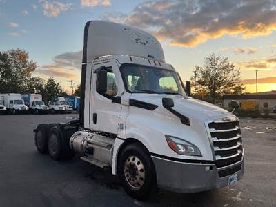 Freightliner Cascadia 126 Day Cab Truck - 455HP, 12 Speed Automatic