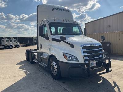 Freightliner Cascadia 126 Day Cab Truck - 475HP, 12 Speed Automatic