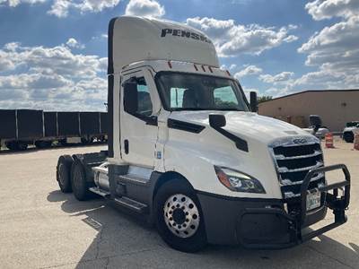 Freightliner Cascadia 126 Day Cab Truck - 475HP, 12 Speed Automatic