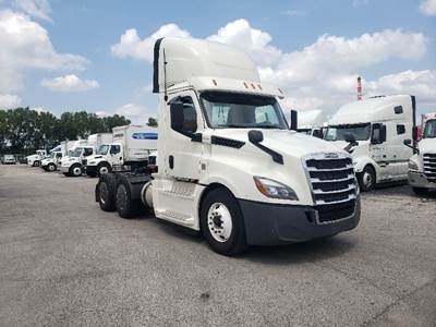 Freightliner Cascadia 126 Day Cab Truck - 455HP, 10 Speed Manual