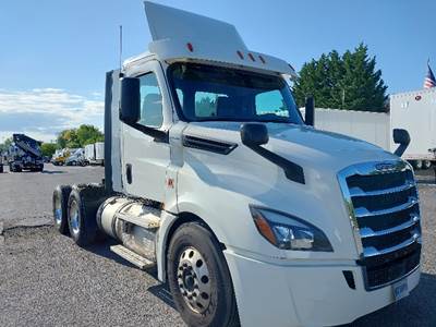 Freightliner Cascadia 126 Day Cab Truck - 435HP, 10 Speed Manual