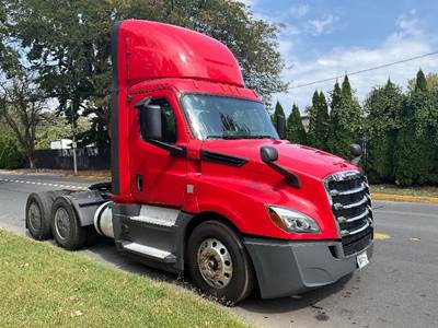 Freightliner Cascadia 126 Day Cab Truck - 400HP, 12 Speed Automatic