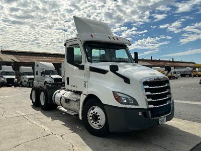 Freightliner Cascadia 126 Day Cab Truck - Cummins 400HP, 13 Speed Automatic
