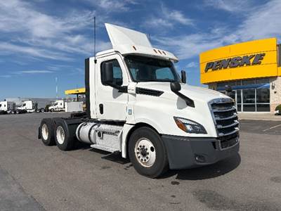 Freightliner Cascadia 126 Day Cab Truck - 435HP, 12 Speed Automatic