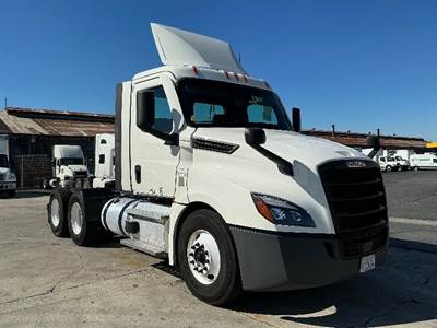 Freightliner Cascadia 126 Day Cab Truck - 435HP, 12 Speed Automatic