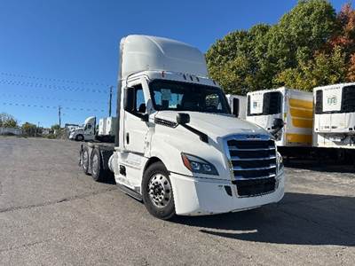 Freightliner Cascadia 126 Day Cab Truck - 435HP, 12 Speed Automatic