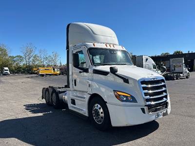 Freightliner Cascadia 126 Day Cab Truck - 435HP, 12 Speed Automatic